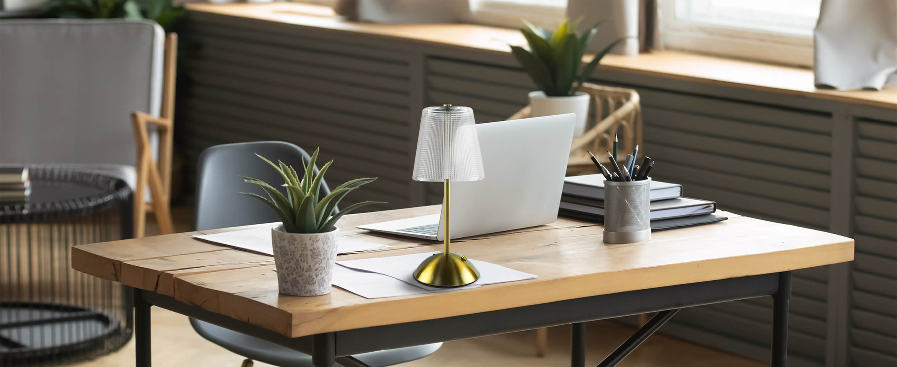 Cordless-Rechargeable-Battery, Retro-Gold-Amingulry, illumination on the working desk.