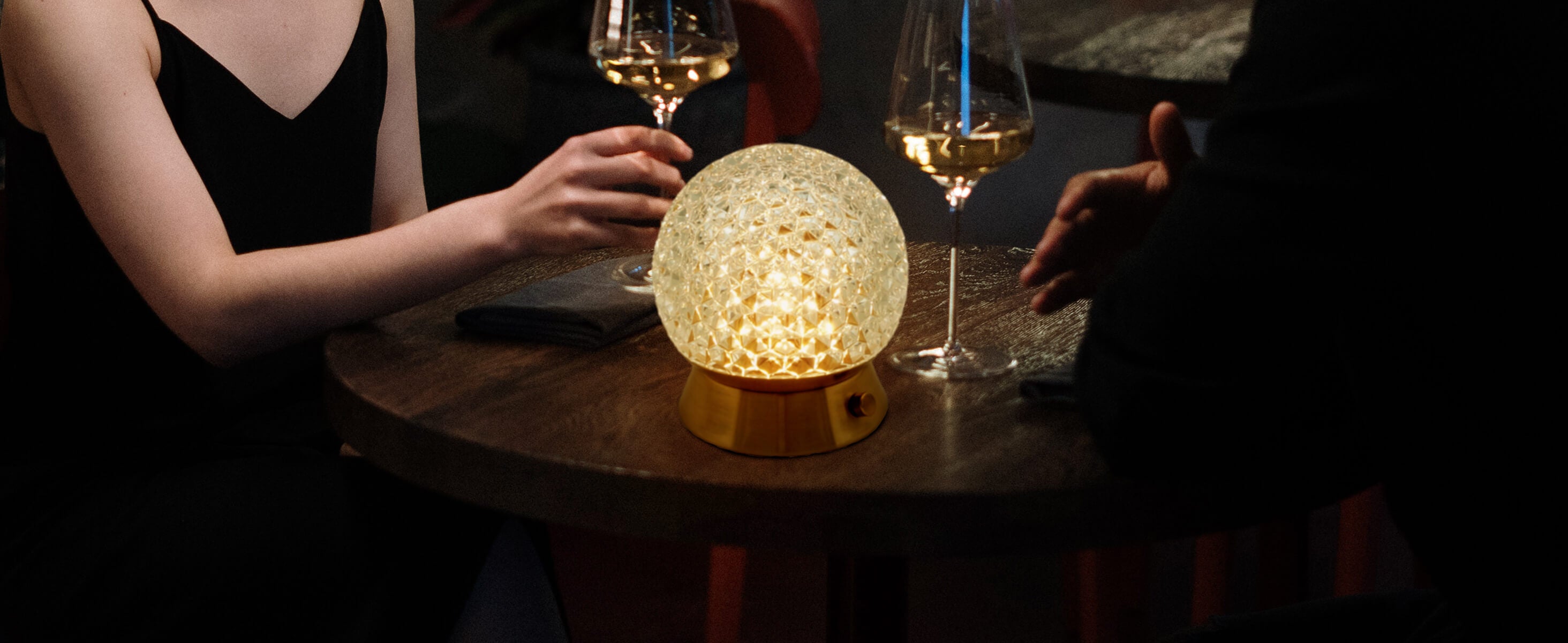 Cordless-Rechargeable-Battery, Cute-Amingulry lamp, lighting on Restaurant table.