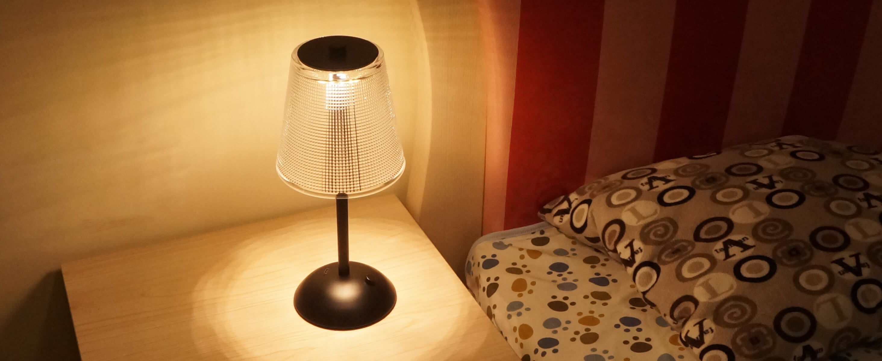 Cordless-Rechargeable-Battery-Retro-Black Amingulry lamp, shining on beside table at bedroom.